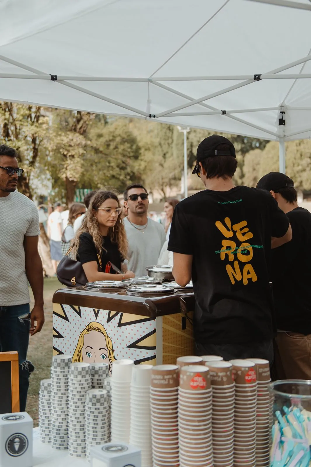 Ospiti in fila al banco gelato di Il Mustacchio a un festival