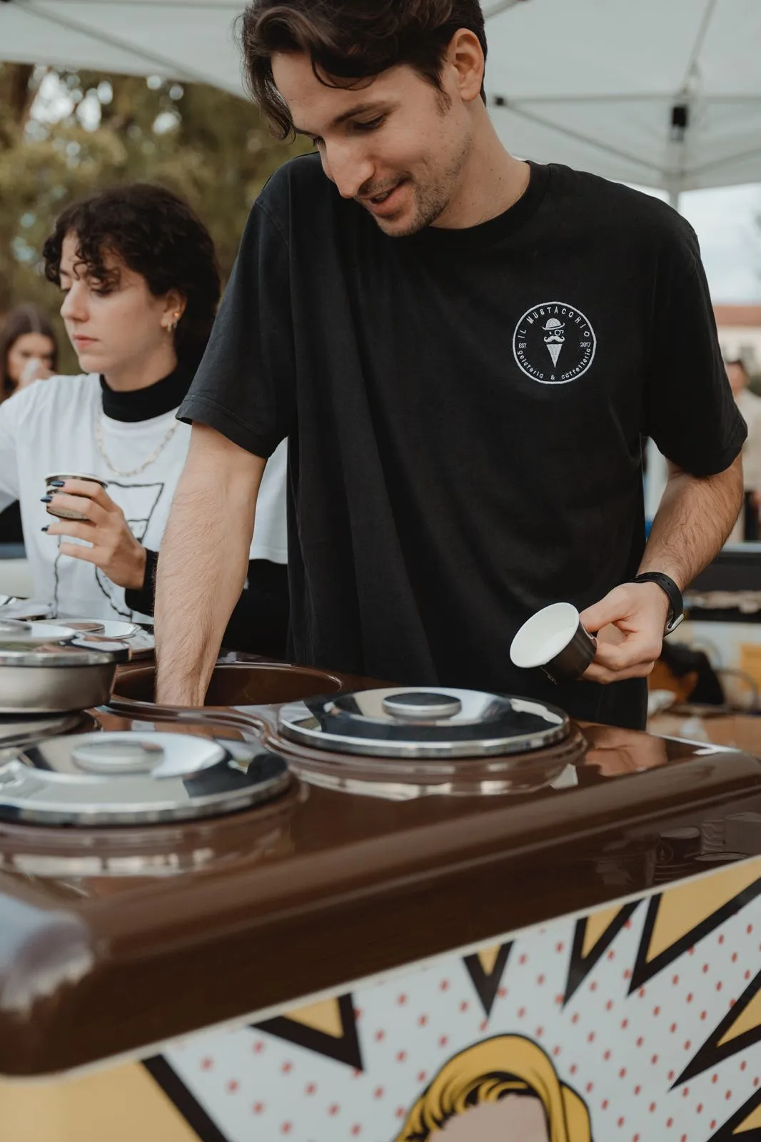 Gelatiere serve il gelato dal carrettino a un evento