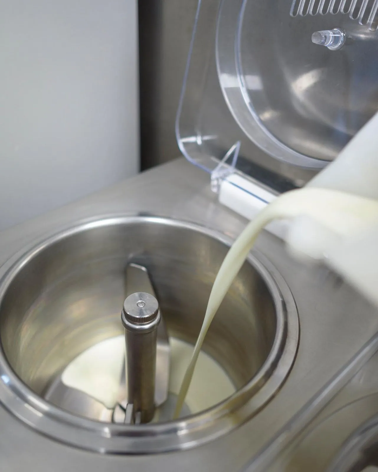 Base di latte versata nel mantecatore
