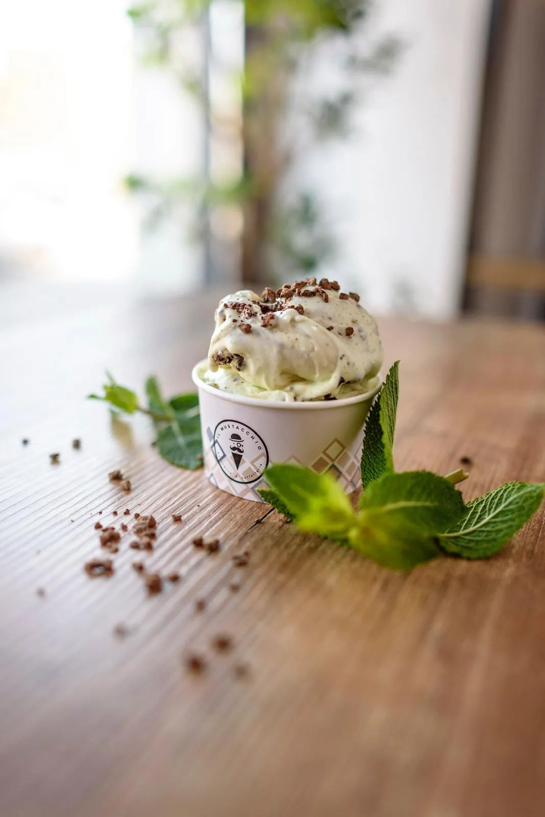 Coppetta di gelato alla menta e stracciatella Il Mustacchio