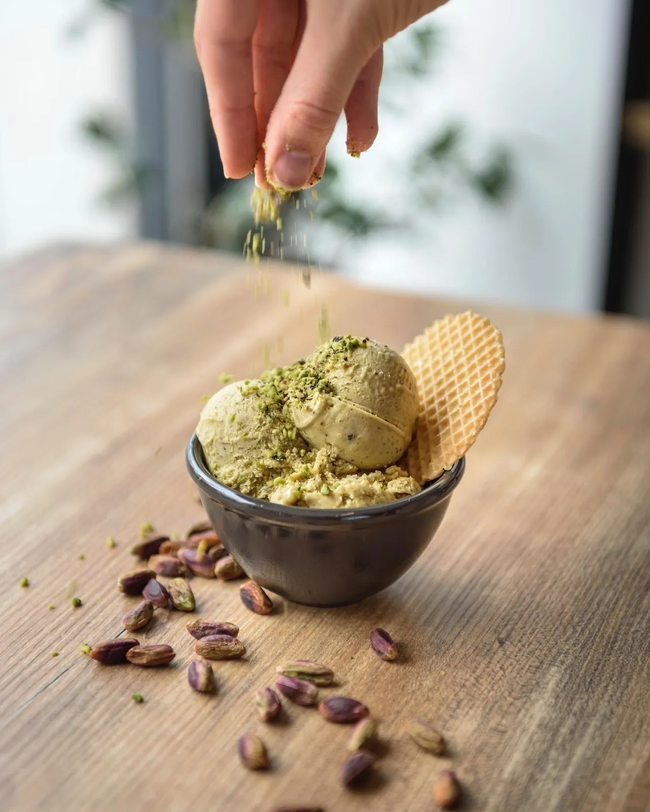 Gelato al pistacchio con cialda e pistacchi