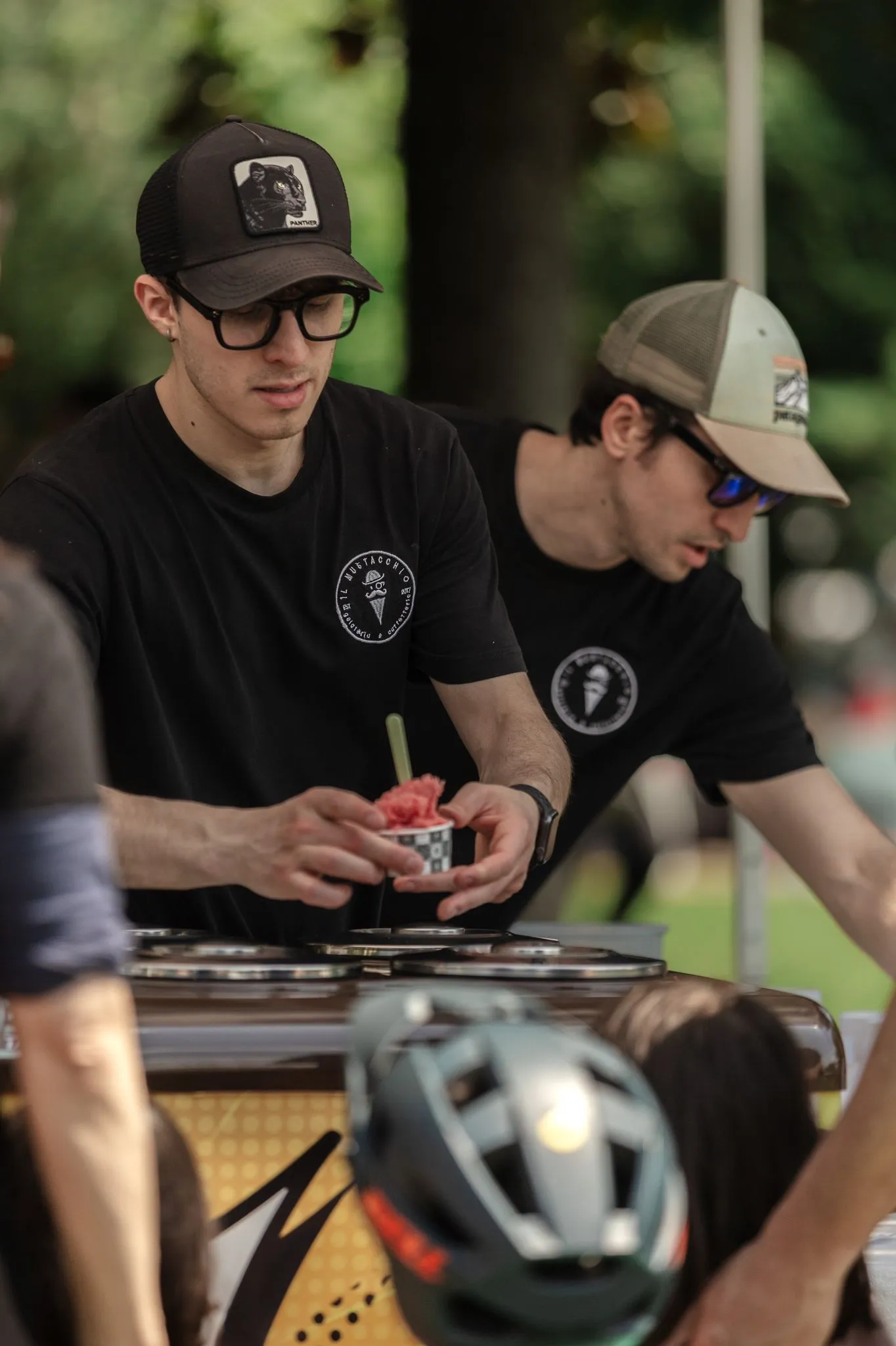Lo staff di Il Mustacchio serve gelato a una sagra